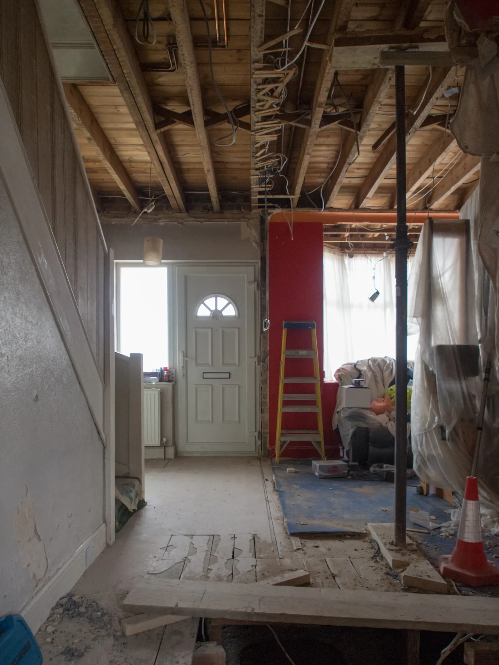 Le même salon avant travaux — chantier brut